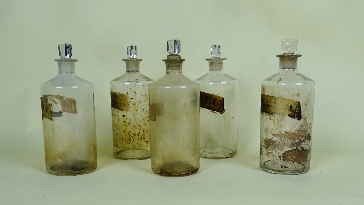 Antique Glass Apothecary Chemist Bottles (4).JPG